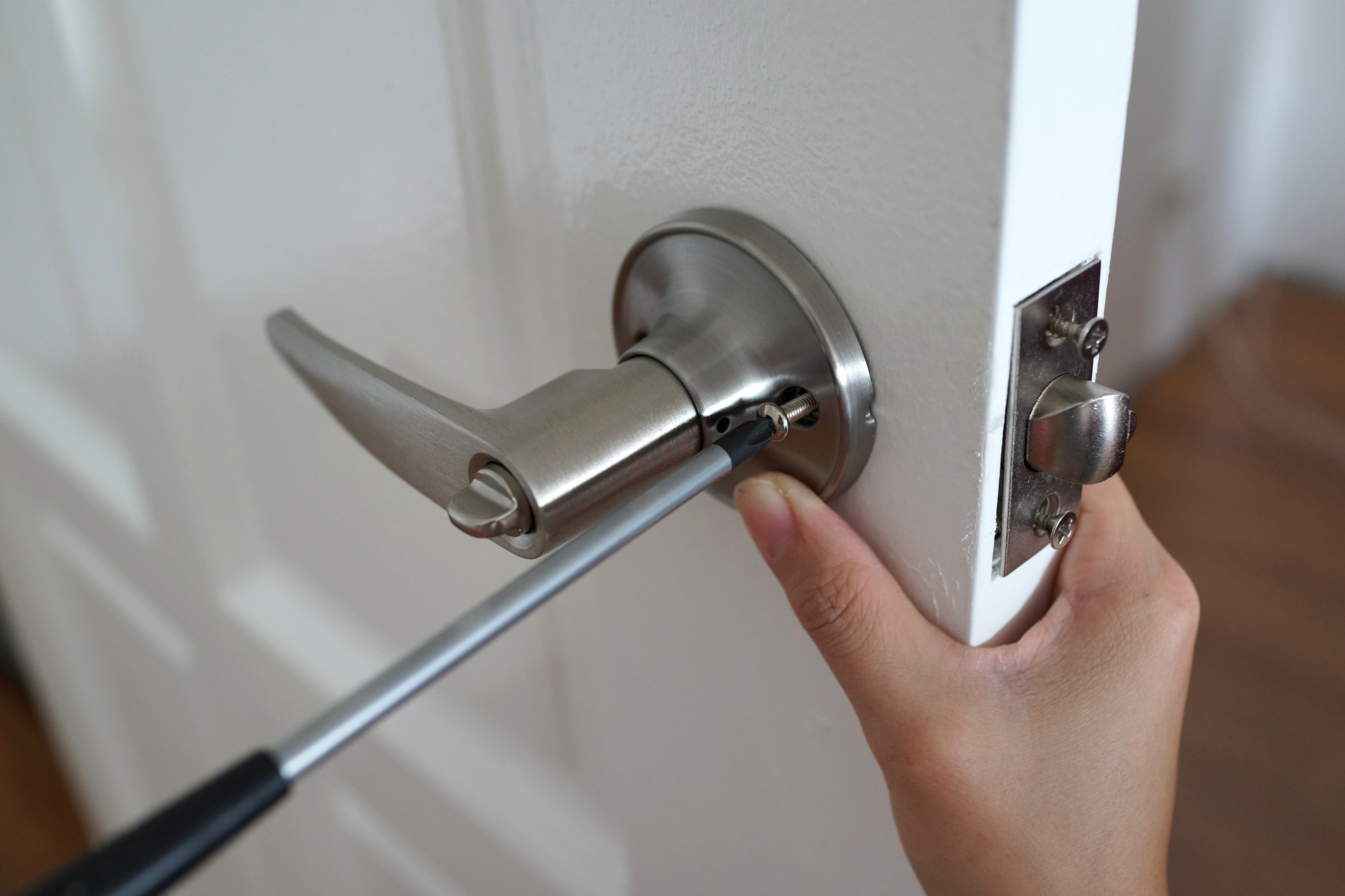 Handyman install the new door lock in new house